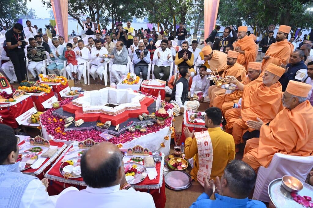 સ્વામિનારાયણ મંદિર દશાબ્દી મહોત્સવ: ૩૨૫ હવનકૂડ પર હવન,9000 ભક્તોએ એકાદશી પ્રસાદનો લાભ લીધો