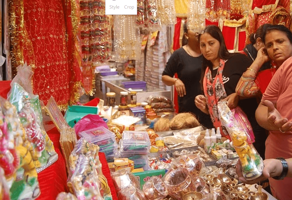Navrati 2024: बाजारों में दिखी रौनक, खरीदारी और पूजा सामग्री की बंपर बिक्री