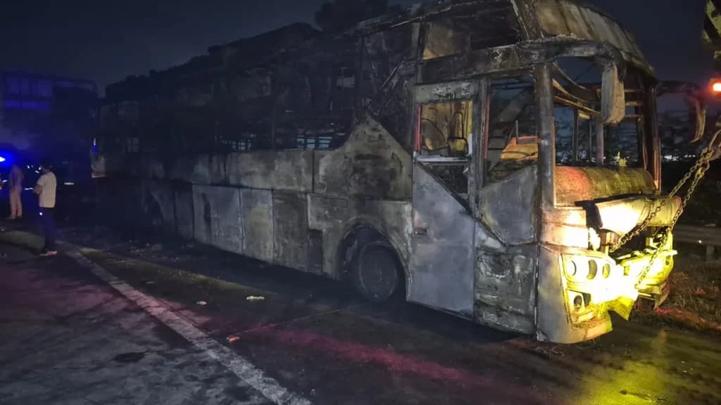 Yamuna Expressway Bus Fire : चलती स्लीपर बस में लगी भीषण आग, यमुना एक्सप्रेसवे पर 9 यात्रियों की मौत